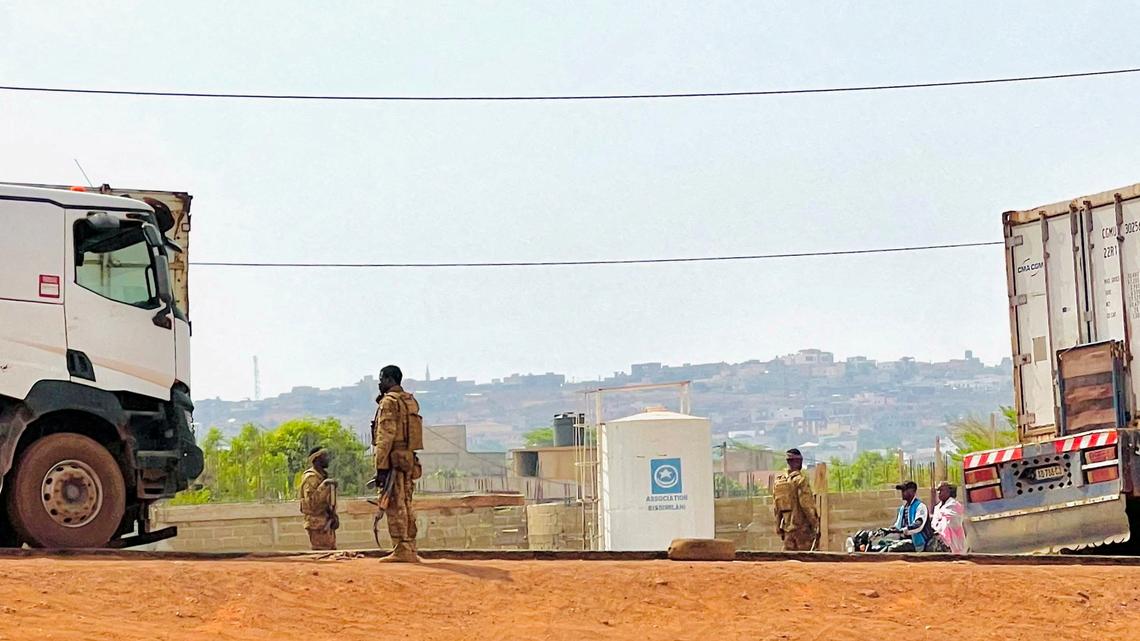 Al Qaeda-linked insurgents establish check points around capital, call on Malians to rise up 