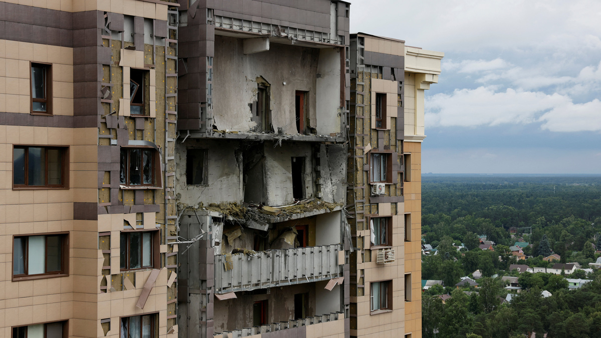 An apartment building damaged in a Ukrainian drone attack in the course of Russia-Ukraine conflict in Zhukovsky in the Moscow region, Russia June 18, 2026. REUTERS/Stringer
