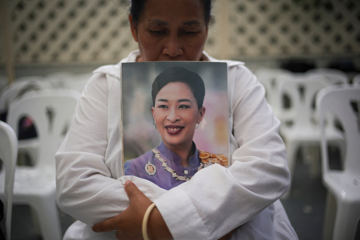 A woman reacts as she holds a picture of Thailand's Princess Bajrakitiyabha, 47, the eldest daughter of Thai King Maha Vajiralongkorn, following the announcement of her death, outside King Chulalongkorn Memorial Hospital in Bangkok, Thailand, June 12, 2026. REUTERS/Athit Perawongmetha