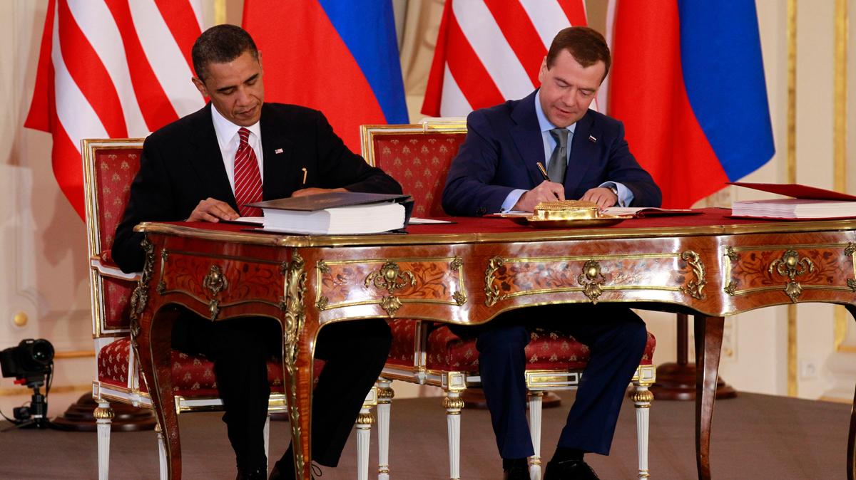 Foto de archivo. Los presidentes Barack Obama, de Estados Unidos, izquierda, y Dmitry Medvedev, de Rusia, firman el tratado nuclear Nuevo START el 8 de abril de 2010 en el Castillo de Praga.