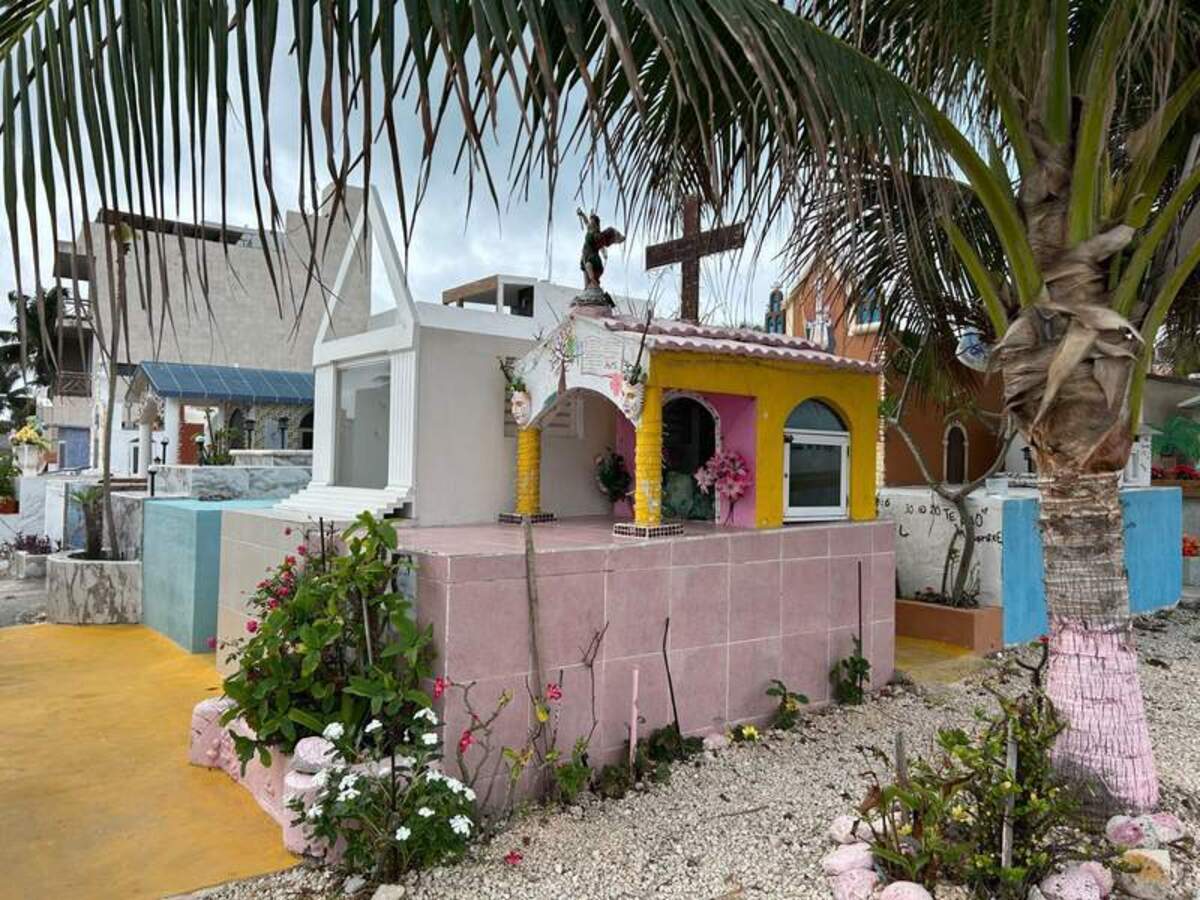  Colorful raised graves at the Sea-View Cemetery. Photo credit: Jennifer Merrick 