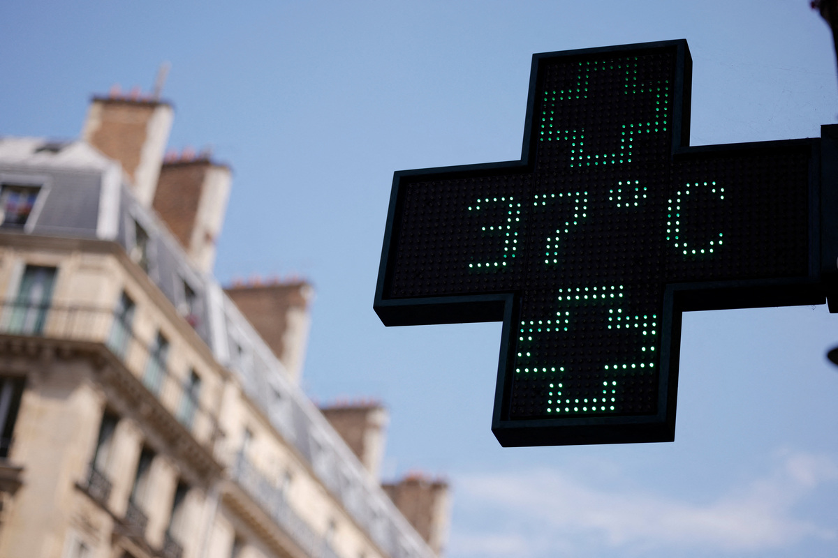 A pharmacy sign displays a temperature of 37 degrees Celsius as temperatures rise in Paris during a second heatwave affecting a large part of France, June 19, 2026. REUTERS/Alice Sacco