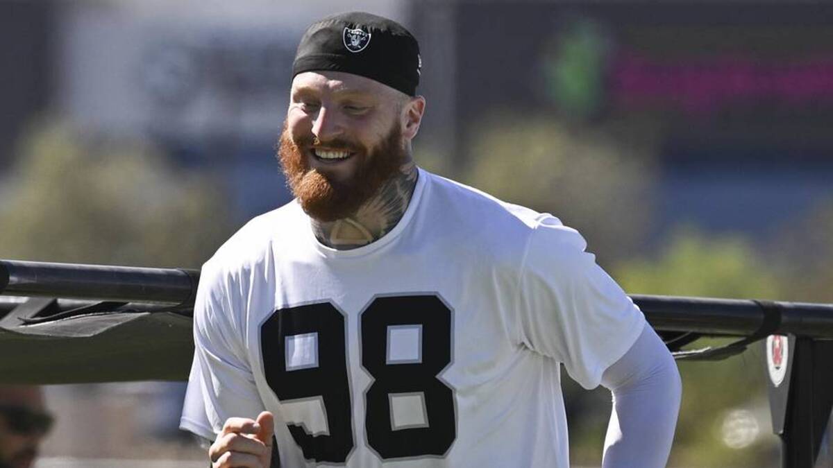  May 28, 2026; Henderson, NV, USA; Las Vegas Raiders defensive end Maxx Crosby (98) warms up during organized team activities at Intermountain Health Performance Center. Mandatory Credit: Candice Ward-Imagn Images | Candice Ward-Imagn Images 