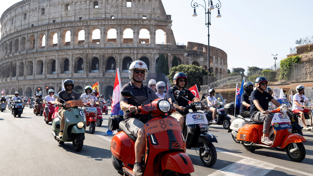 Vespa riders drive past the Colosseum the last day of “Vespa Roma 2026 - 80 Years of an Icon”, a four days global gathering marking the 80th anniversary of the iconic Italian scooter brand, in Rome, Italy, June 27, 2026. REUTERS/Remo Casilli