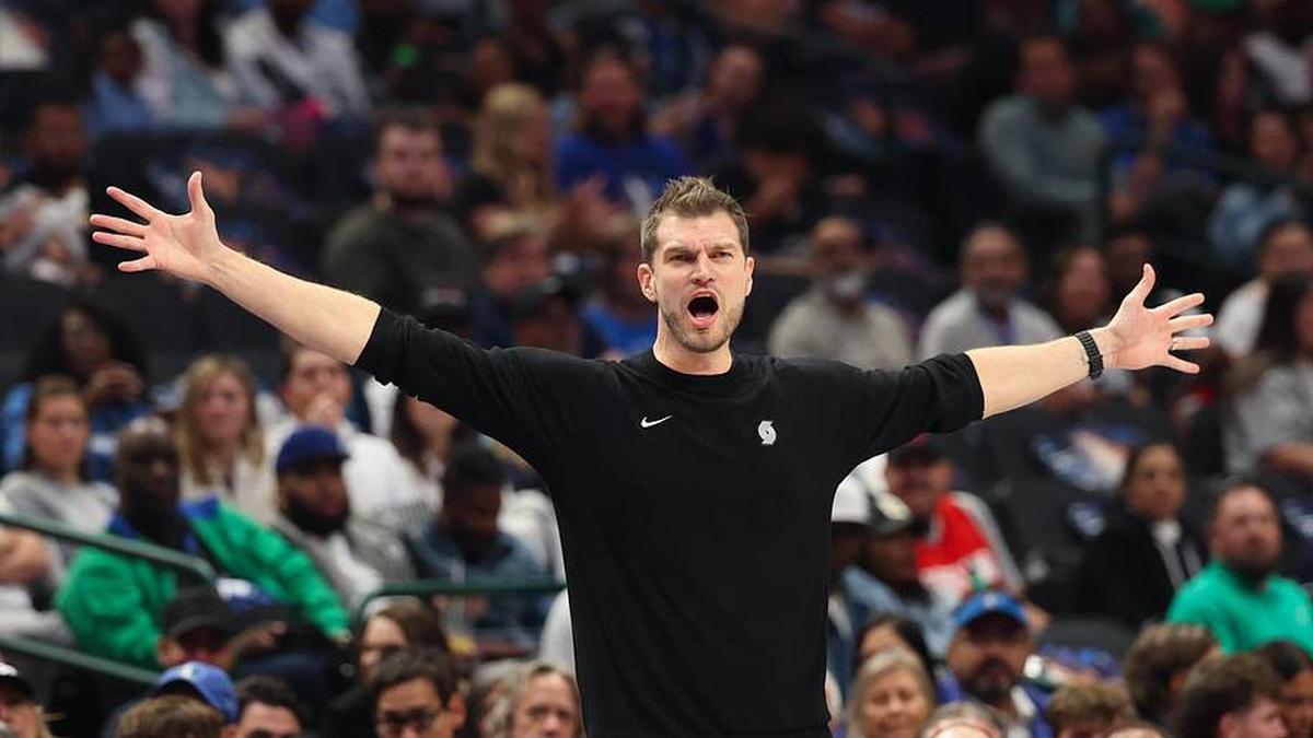  Tiago Splitter impressed as interim coach for nearly the entire season, leading the Trail Blazers to the playoffs. | Kevin Jairaj-Imagn Images 