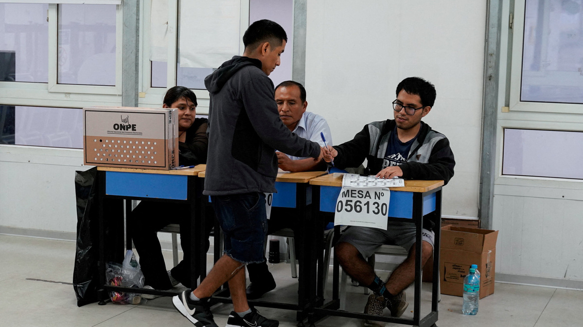 A voter approaches the electoral workers' desk at a polling station on the day of a runoff election between conservative presidential candidate Keiko Fujimori and left-wing candidate Roberto Sanchez, in Lima, Peru, June 7, 2026. REUTERS/Leslie Moreno