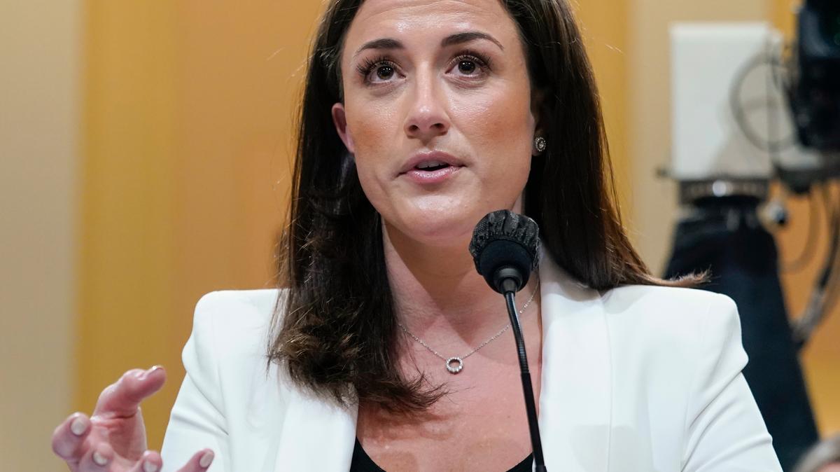 Cassidy Hutchinson, una asesora clave en la Casa Blanca durante el gobierno de Donald Trump, comparece el martes 28 de junio de 2022 ante la comisión de la Cámara de Representantes que investiga el violento asalto al Capitolio del 6 de enero de 2021, en Washington, D.C. (AP foto/Jacquelyn Martin)