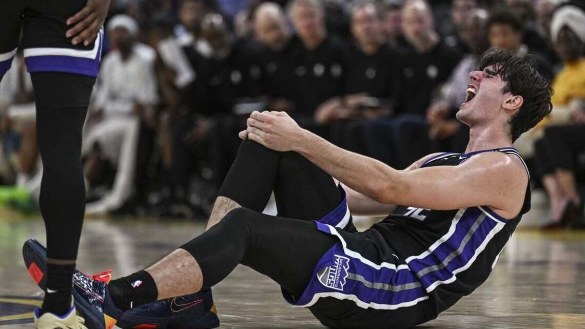 Kings C Maxime Raynaud exits preseason game with right knee injury 