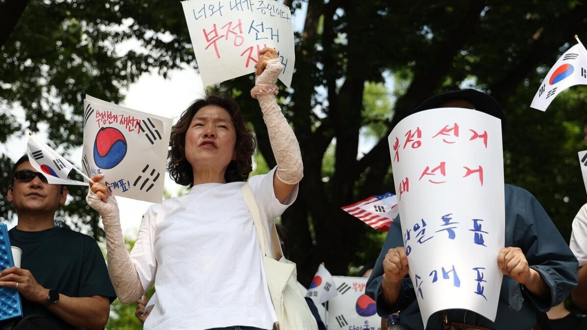 Protesters rally outside the SK Olympic Handball Gymnasium in southeastern Seoul on Friday over ballot shortages during the June 3 local elections. Photo by Yonhap