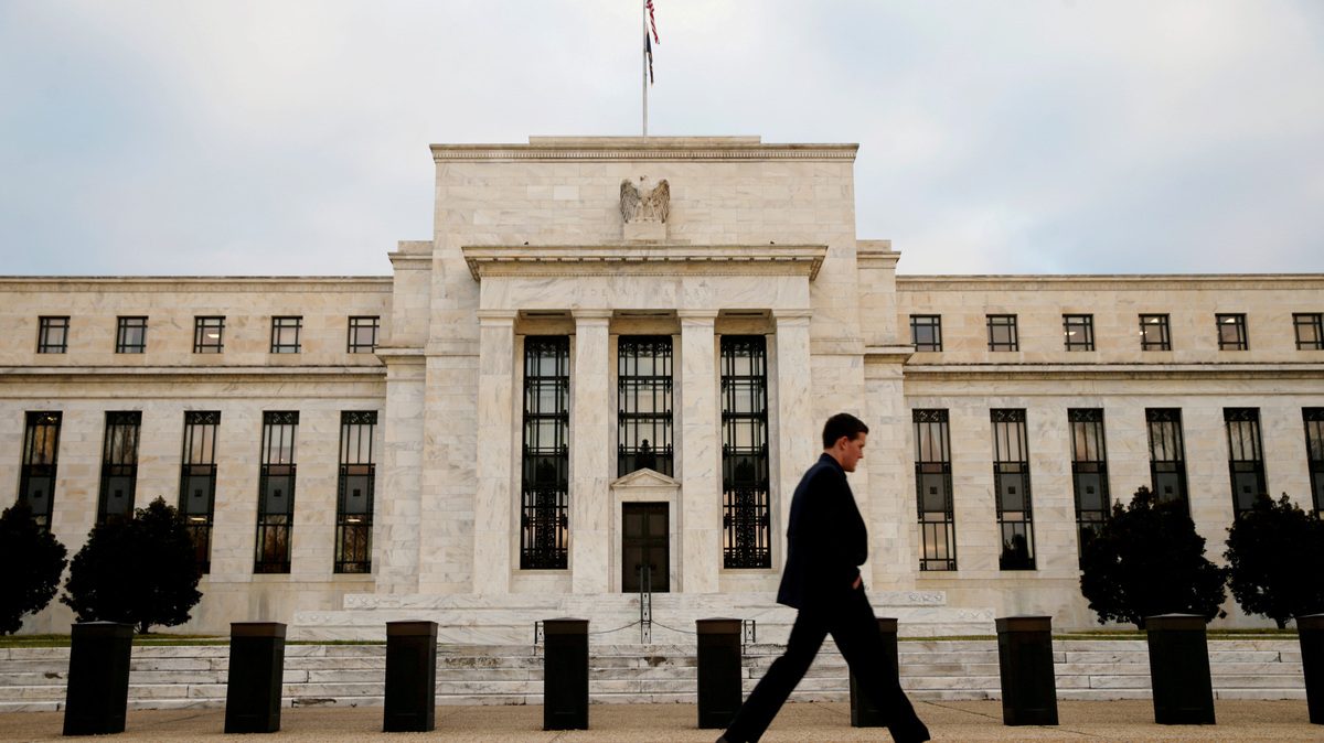 FILE PHOTO: A man walks past the Federal Reserve Bank in Washington, D.C., U.S. December 16, 2015.   REUTERS/Kevin Lamarque/File Photo            GLOBAL BUSINESS WEEK AHEAD PACKAGE Ð SEARCH BUSINESS WEEK AHEAD MARCH 13 FOR ALL IMAGES