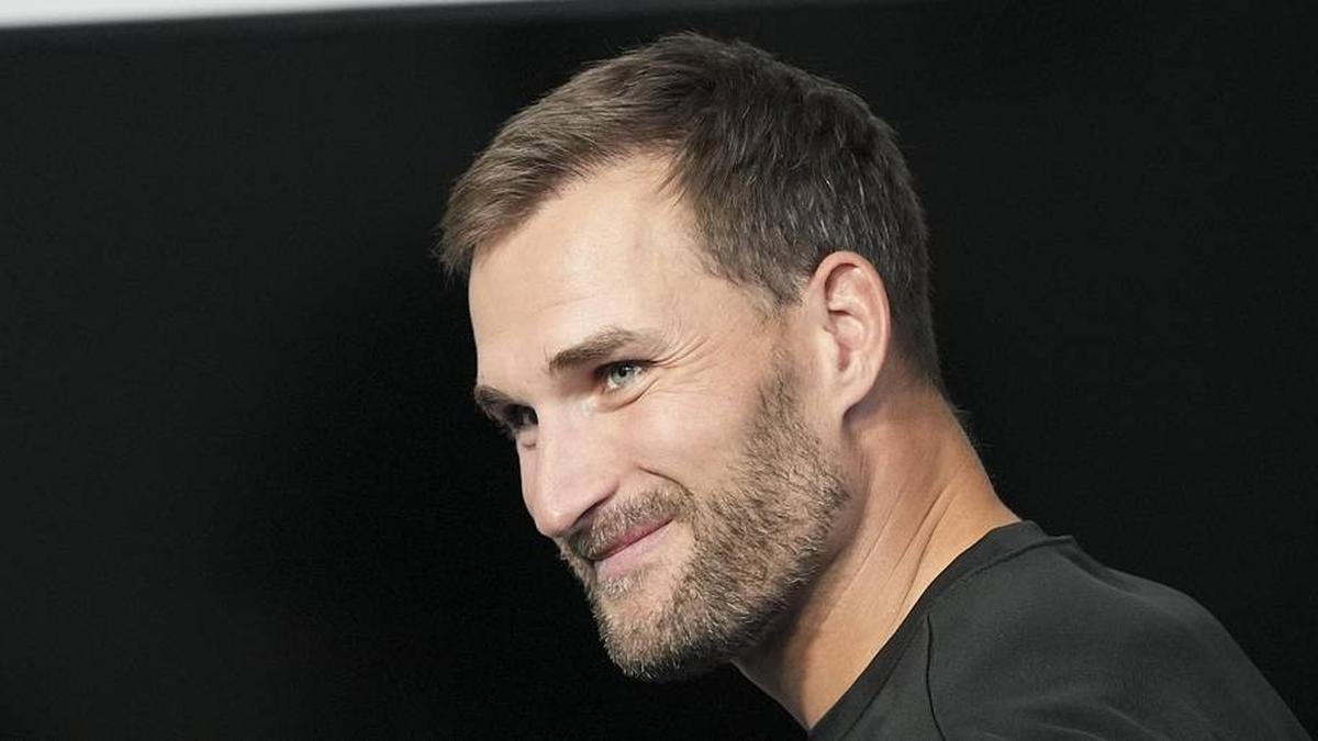 Apr 8, 2026; Las Vegas, NV, USA; Las Vegas Raiders quarterback Kirk Cousins speaks at a press conference at Intermountain Health Performance Center. Mandatory Credit: Candice Ward-Imagn Images | Candice Ward-Imagn Images 