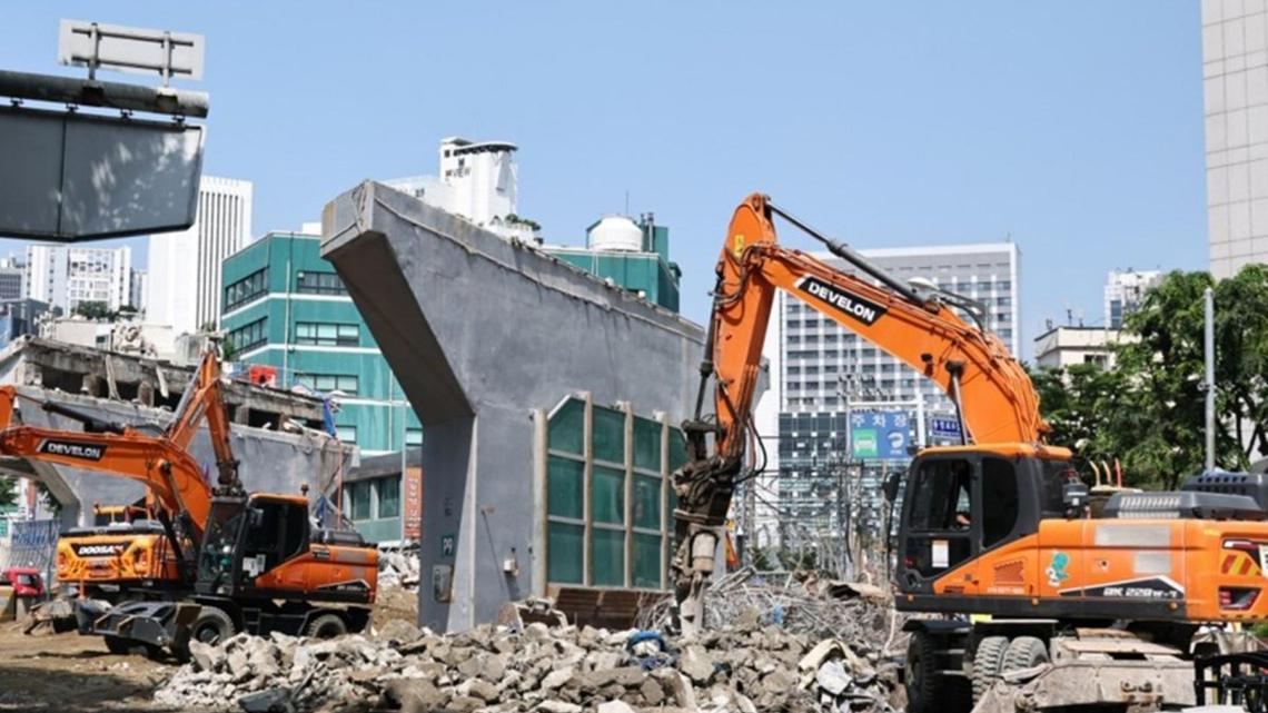 Police raid Seoul city offices, contractors over overpass collapse 