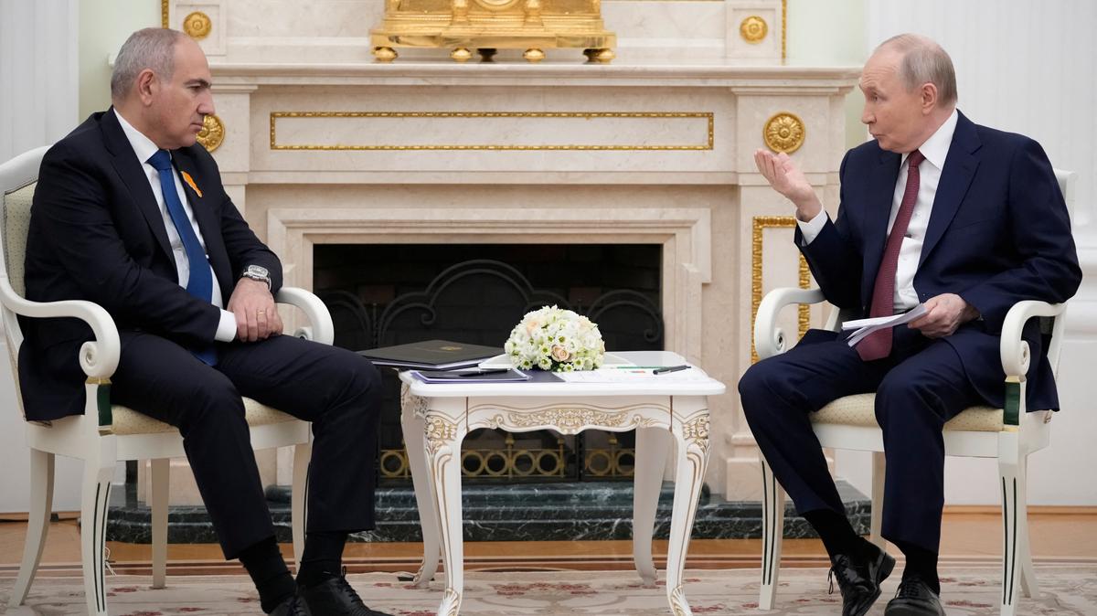Russian President Vladimir Putin talks to Armenian Prime Minister Nikol Pashinyan during their meeting at the Kremlin in Moscow, Russia, April 1, 2026. Pavel Bednyakov/Pool via REUTERS