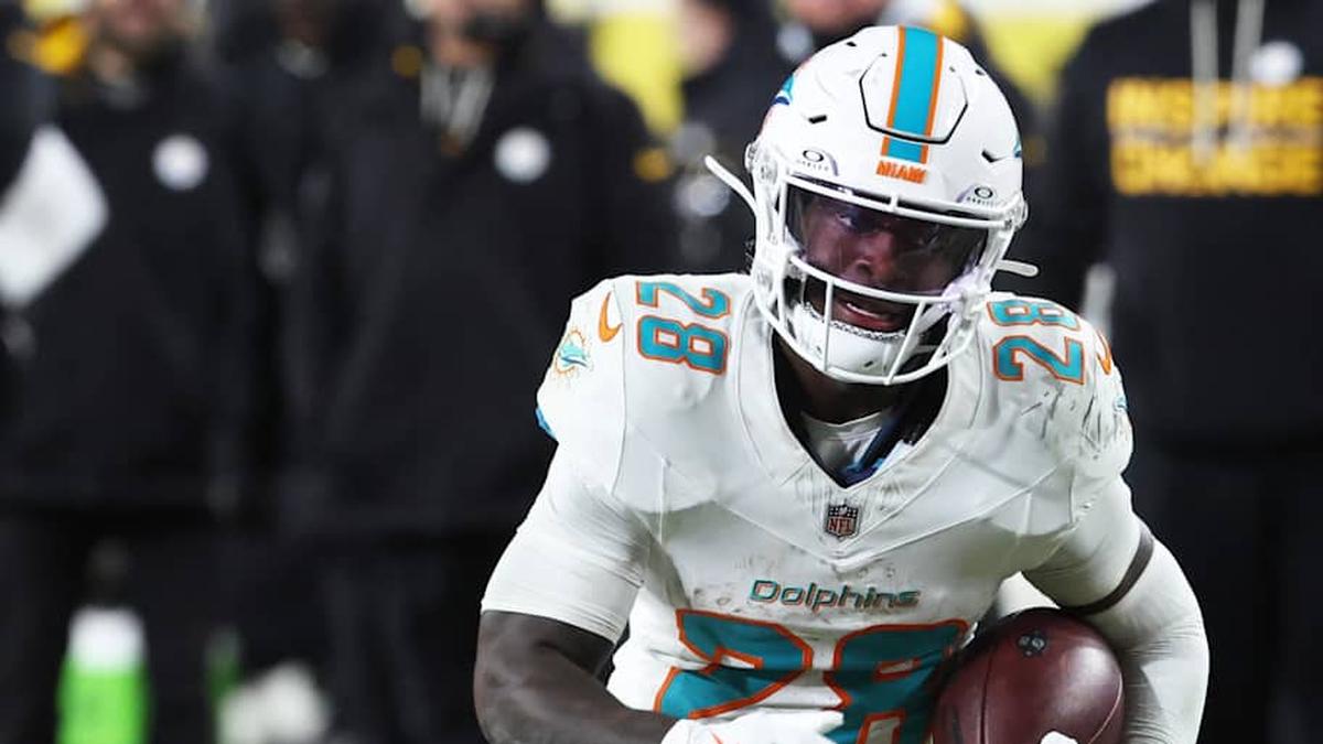  Dec 15, 2025; Pittsburgh, Pennsylvania, USA; Miami Dolphins running back De'Von Achane (28) moves with the ball in the fourth quarter against the Pittsburgh Steelers at Acrisure Stadium. Mandatory Credit: Charles LeClaire-Imagn Images | Charles LeClaire-Imagn Images 