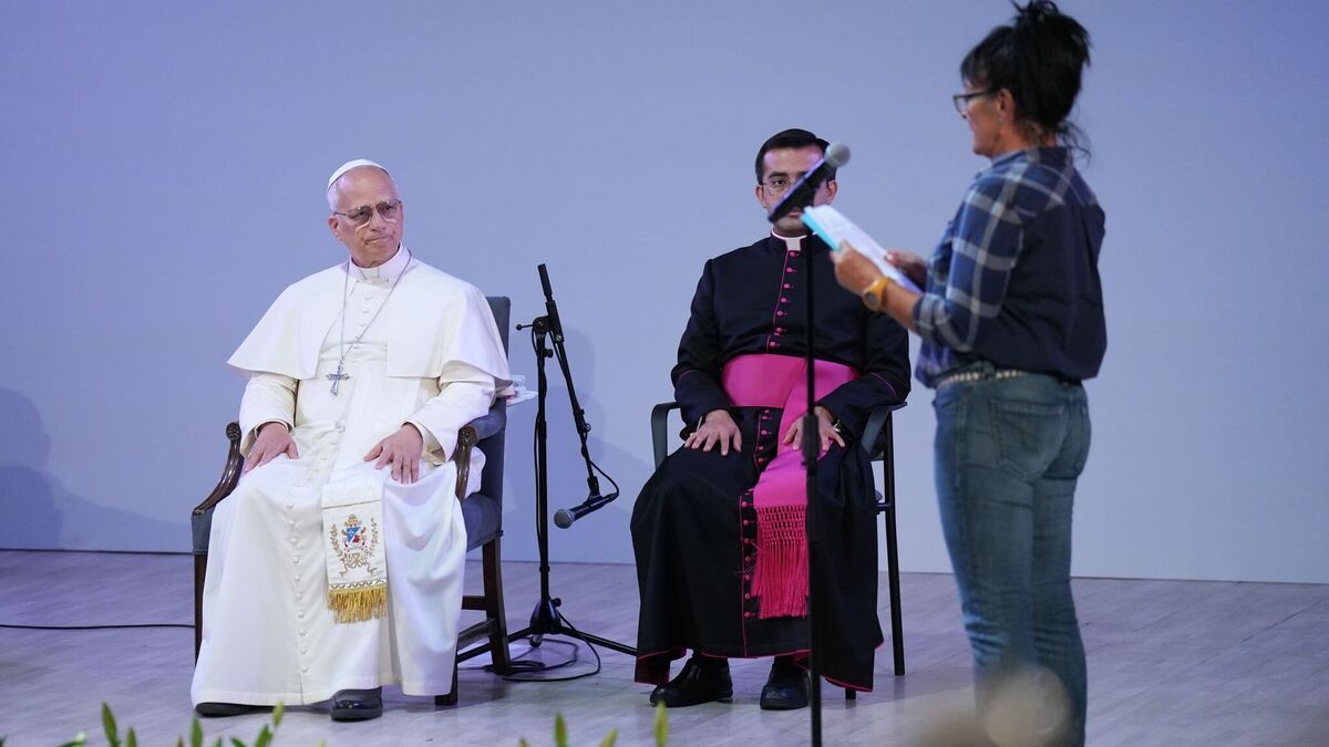 Pope Leo XIV (L) visits the Brians 1 penitentiary centre in Barcelona as part of his apostolic journey to Spain. During the visit, the pontiff meets with 80 prisoners and listens to the testimonies of two female inmates. (is associated with: «Pope tells inmates in a Spanish prison: 'Every human being is worthy'») (David Zorrakino/EUROPA PRESS/dpa/TNS)