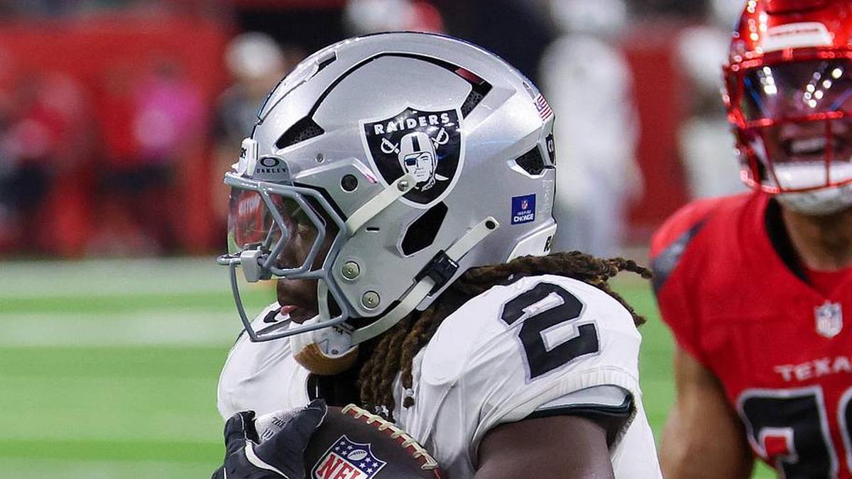  Dec 21, 2025; Houston, Texas, USA; Las Vegas Raiders running back Ashton Jeanty (2) catches a touchdown pass against Houston Texans linebacker Henry To'Oto'O (39) in the second half at NRG Stadium. Mandatory Credit: Thomas Shea-Imagn Images | Thomas Shea-Imagn Images 