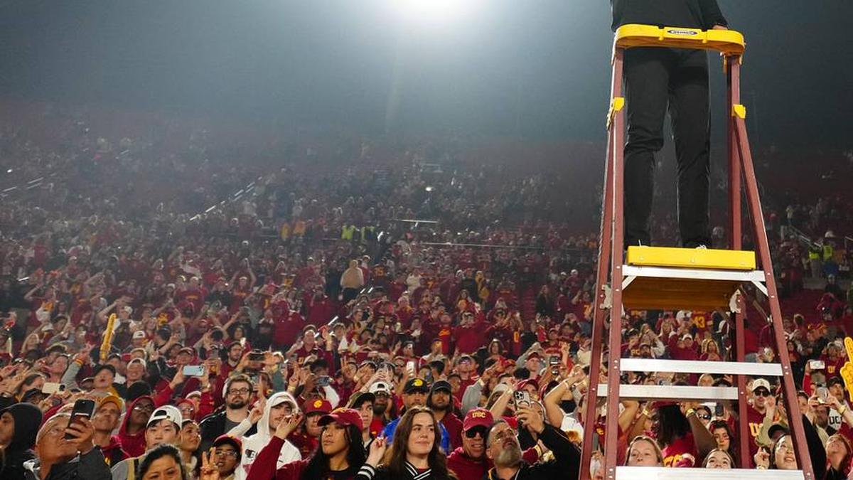  Nov 29, 2025; Los Angeles, California, USA; Southern California Trojans head coach Lincoln Riley leads the Spirit of Troy marching band in a rendition of Tribute to Troy after teh game against the UCLA Bruins at United Airlines Field at Los Angeles Memorial Coliseum. Mandatory Credit: Kirby Lee-Imagn Images | Kirby Lee-Imagn Images 