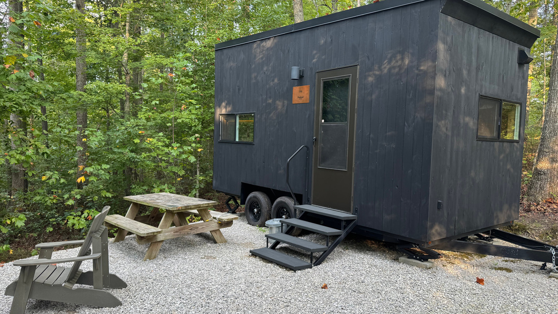 How these tiny cabins off a woodland getaway without going off-grid 