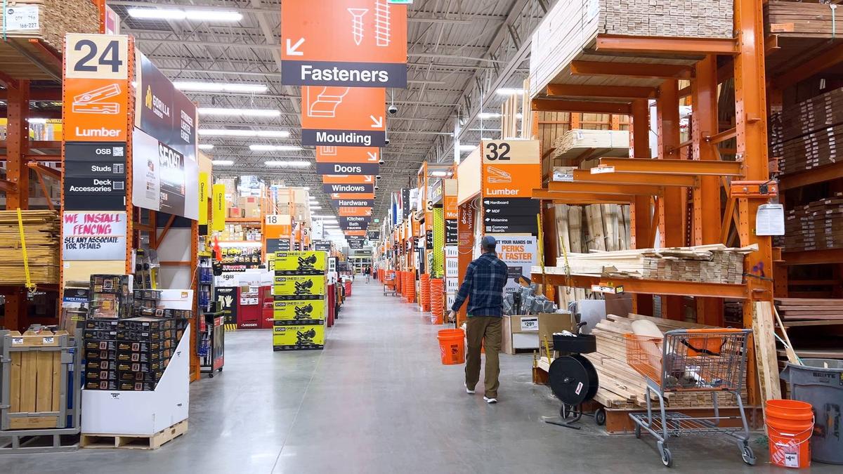  Home Depot saw its U.S. comparable sales increase by 0.4% year over year in the first few months of 2026. 