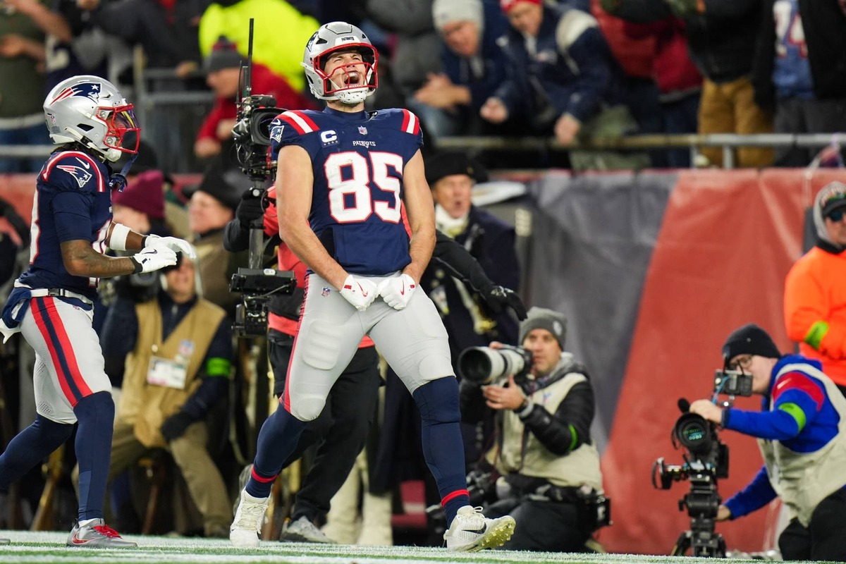  New England Patriots tight end Hunter Henry (85) celebrates after scoring a touchdown during the fourth quarter against the Los Angeles Chargers on Jan. 11, 2026. David Butler II-Imagn Images