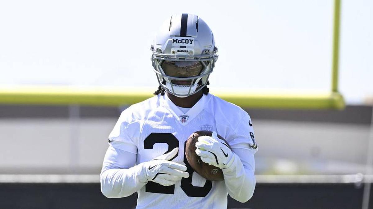  May 20, 2026; Henderson, NV, USA; Las Vegas Raiders cornerback Jermod McCoy (28) practices during organized team activities at Intermountain Health Performance Center. Mandatory Credit: Candice Ward-Imagn Images | Candice Ward-Imagn Images 