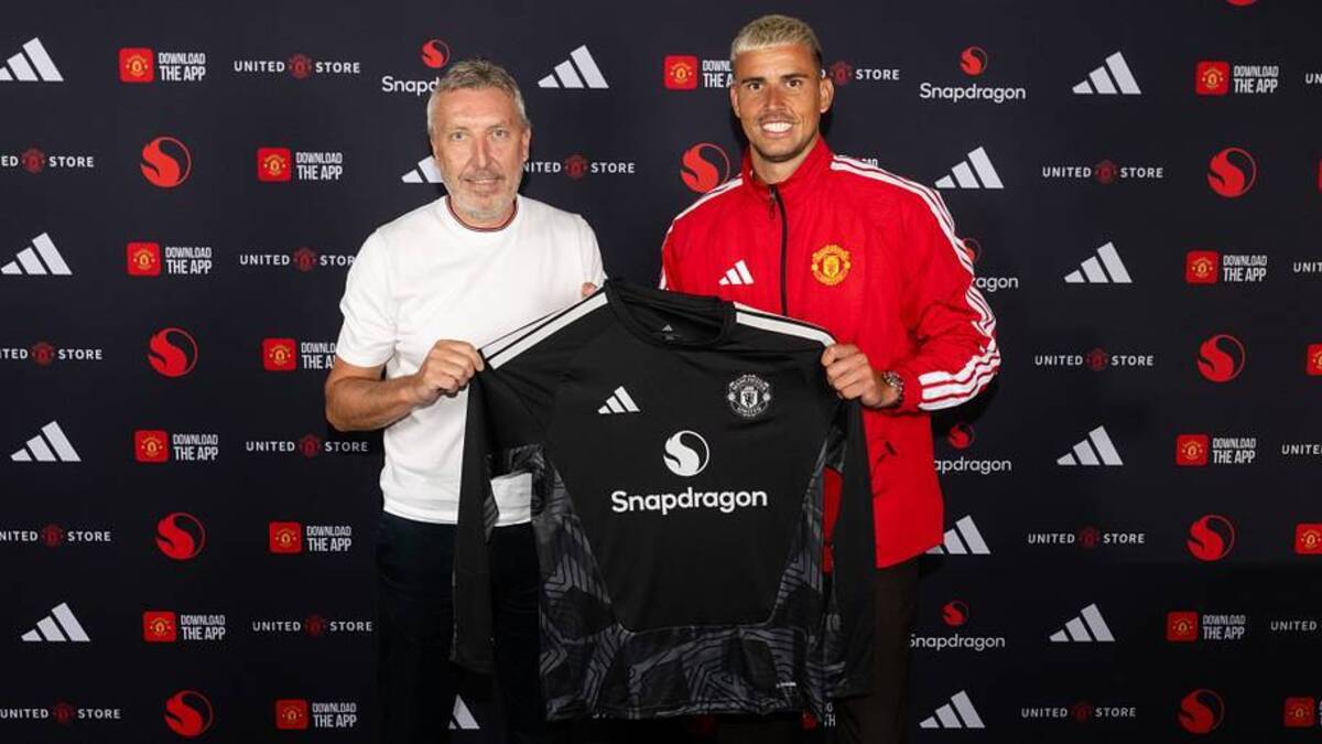 Karl Darlow (right) has completed his move to Man Utd.