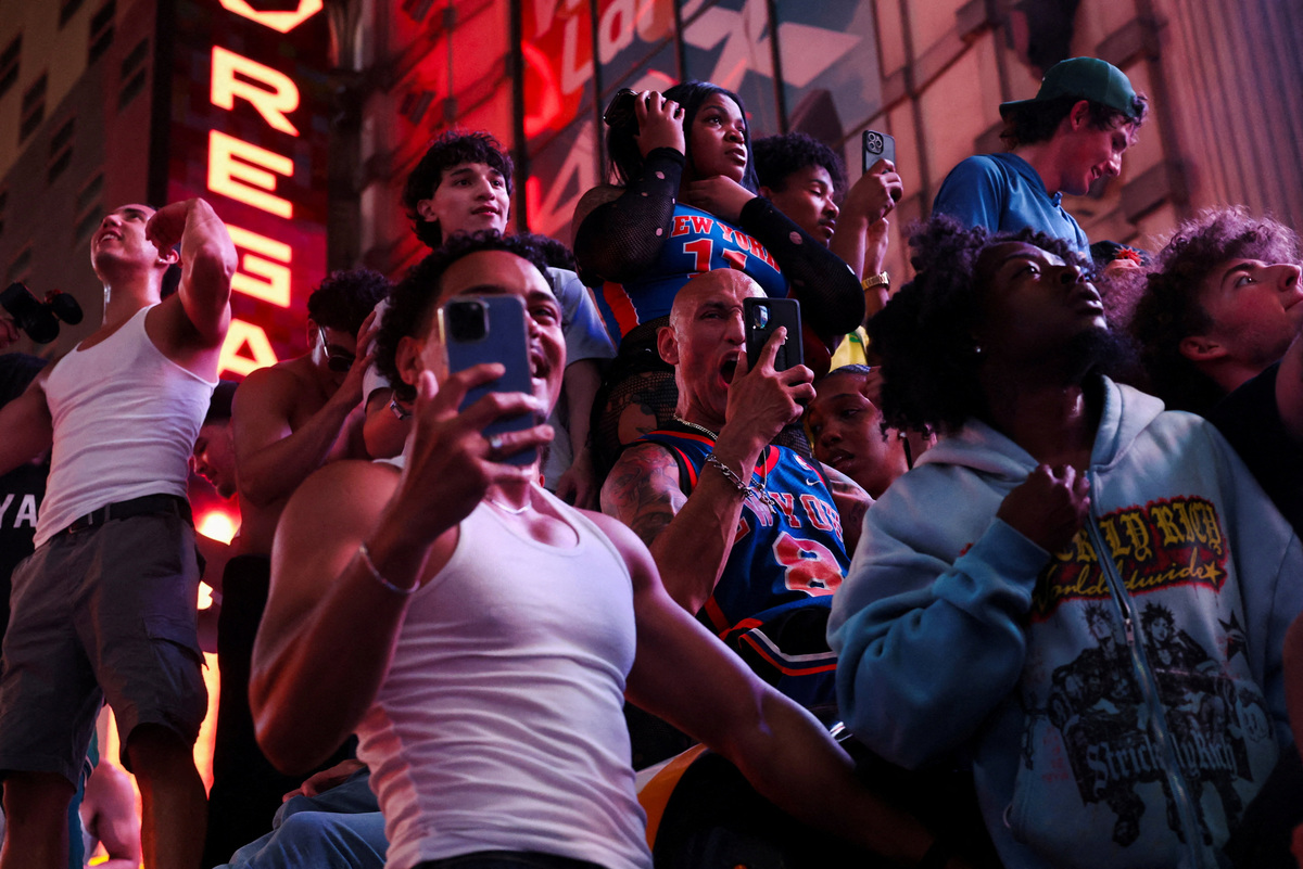 Des fans se rassemblent le long de la 42e rue à Times Square, le jour du cinquième match des finales de la NBA entre les Knicks de New York et les Spurs de San Antonio, à New York, aux États-Unis, le 13 juin 2026.  REUTERS/Shannon Stapleton
