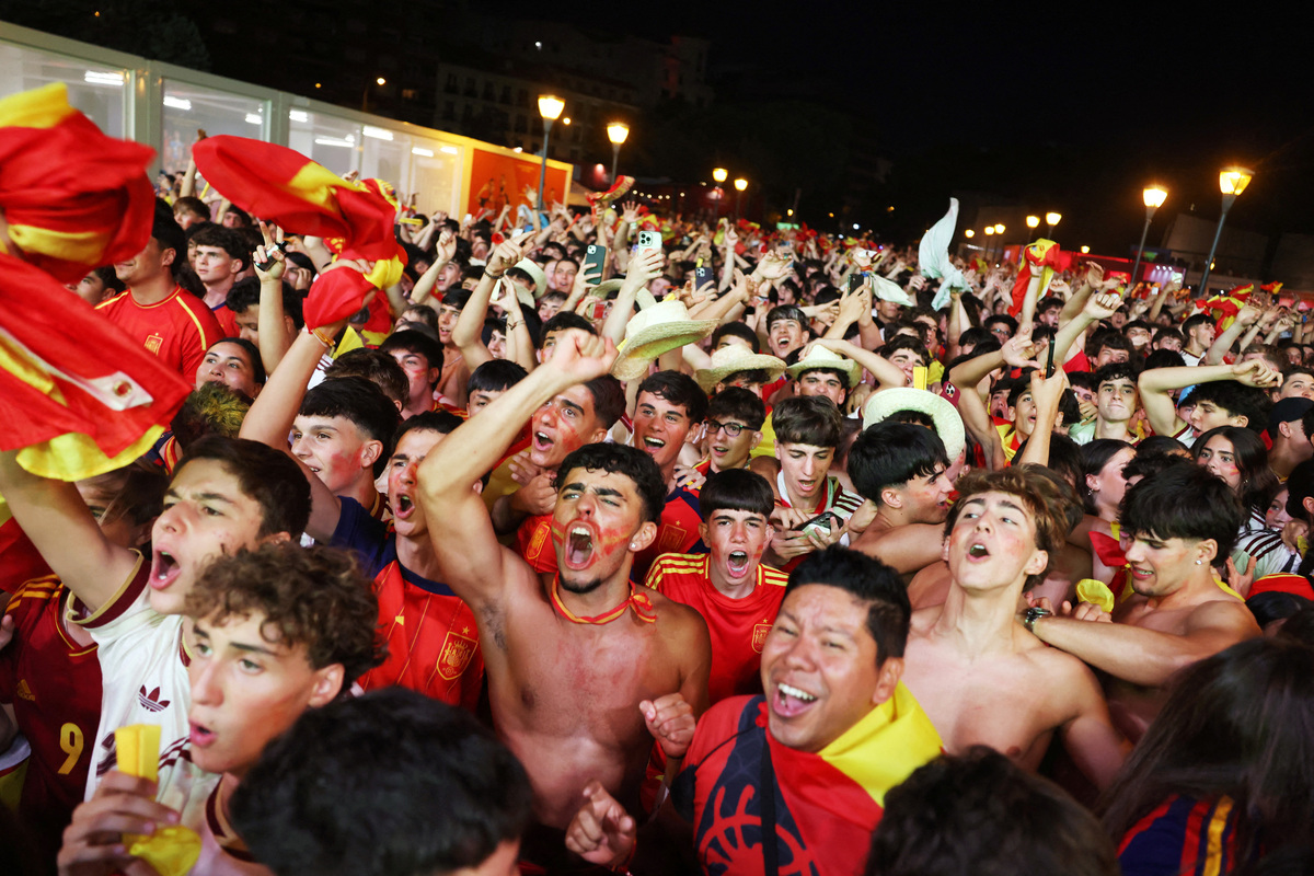 Soccer Football - FIFA World Cup 2026 - Semi Final - France v Spain - Fans gather in Madrid - Madrid, Spain - July 14, 2026 Spain fans celebrate their second goal scored by Pedro Porro, as they watch the match at the fan zone in the Plaza de Colon REUTERS/Susana Vera
