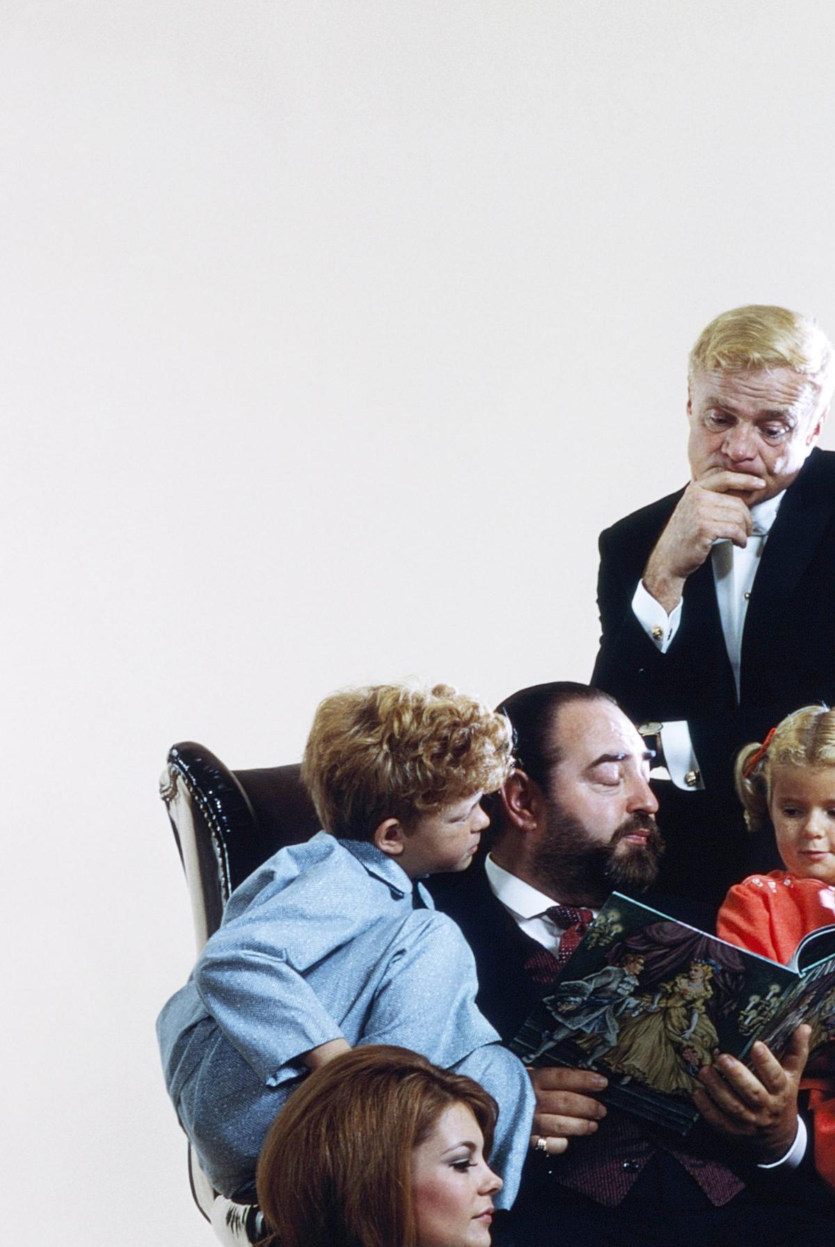 FAMILY AFFAIR, clockwise from top, Brian Keith, Anissa Jones (holding Mrs. Beasley), Sebastian Cabot, Kathy Garver, Johnny Whitaker, 1966-71 (1969 photo).Gene Trindl / TV Guide / courtesy Everett Collection
