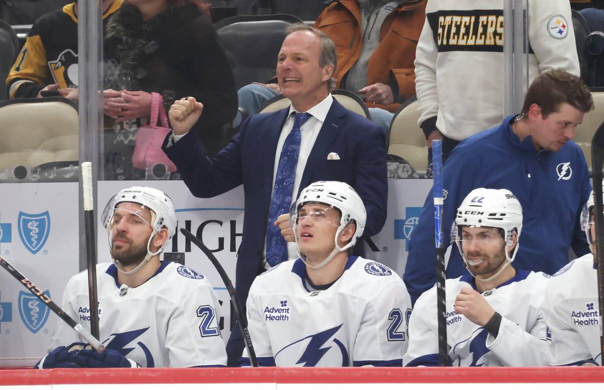  Tampa Bay Lightning head coach Jon Cooper (top) reacts during the third period against the Pittsburgh Penguins at PPG Paints Arena. Charles LeClaire-Imagn Images