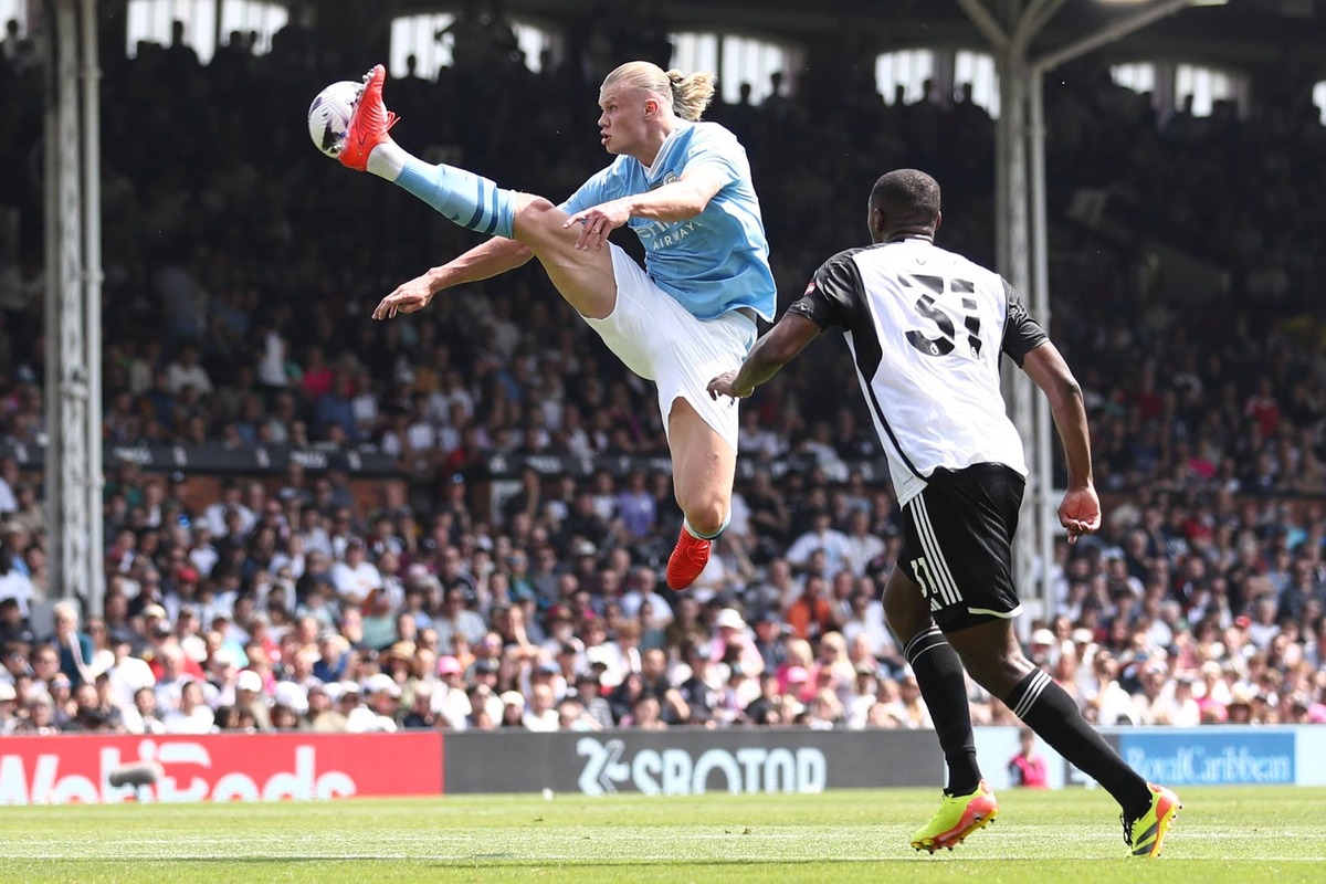  LONDON, ENGLAND - MAY 11: Erling Haaland of Manchester City stretches to control the ball during the Premier League match between Fulham FC and Manchester City at Craven Cottage on May 11, 2024 in London, England.(Photo by Jacques Feeney/Offside/Offside via Getty Images).