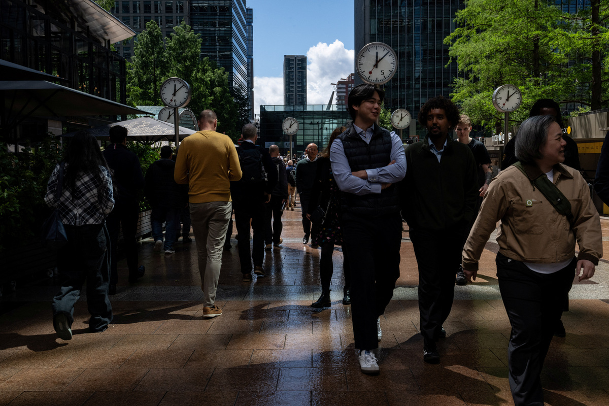 Workers walk through Canary Wharf on their lunch breaks in London, Britain, June 9, 2026. REUTERS/Chris J. Ratcliffe