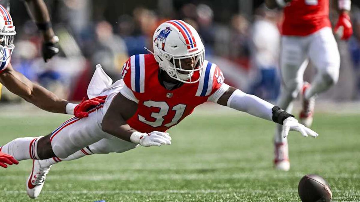  Sep 21, 2025; Foxborough, Massachusetts, USA; New England Patriots safety Craig Woodson (31) dives for the ball during the fourth quarter at Gillette Stadium. Mandatory Credit: Brian Fluharty-Imagn Images | Brian Fluharty-Imagn Images 