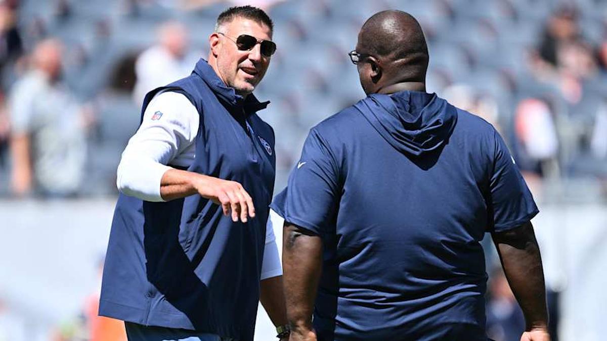  Aug 12, 2023; Chicago, Illinois, USA; Tennessee Titans Head Coach Mike Vrabel talks with Assistant Head Coach Terrell Williams before a game against the Chicago Bears at Soldier Field. Mandatory Credit: Jamie Sabau-Imagn Images | Jamie Sabau-Imagn Images 