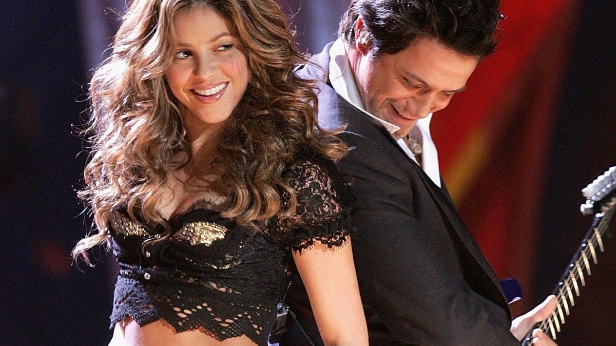 NEW YORK - NOVEMBER 02:  Singer Shakira performs with singer Alejandro Sanz onstage at the 7th Annual Latin Grammy Awards at Madison Square Garden November 2, 2006 in New York City.  (Photo by Scott Gries/Getty Images)
