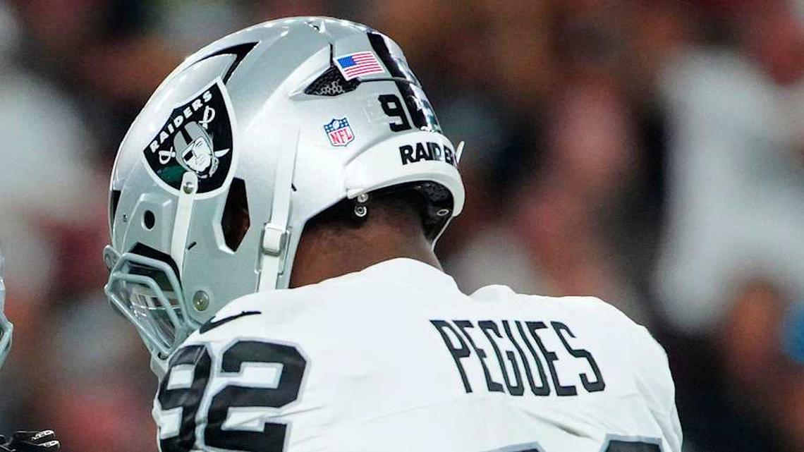  Raiders defensive back Greedy Vance (41) and defensive lineman JJ Pegues (92) celebrate a sack on Cardinals quarterback Clayton Tune (15) during a preseason game at State Farm Stadium in Glendale on Aug. 23, 2025. | Patrick Breen/The Republic / USA TODAY NETWORK via Imagn Images 
