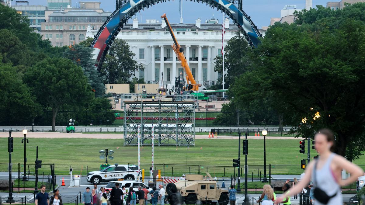 Construction continues on a temporary arena that will host the UFC Freedom 250 fight event in June on the South Lawn of the White House in Washington, D.C., U.S., May 27, 2026. REUTERS/Jonathan Ernst