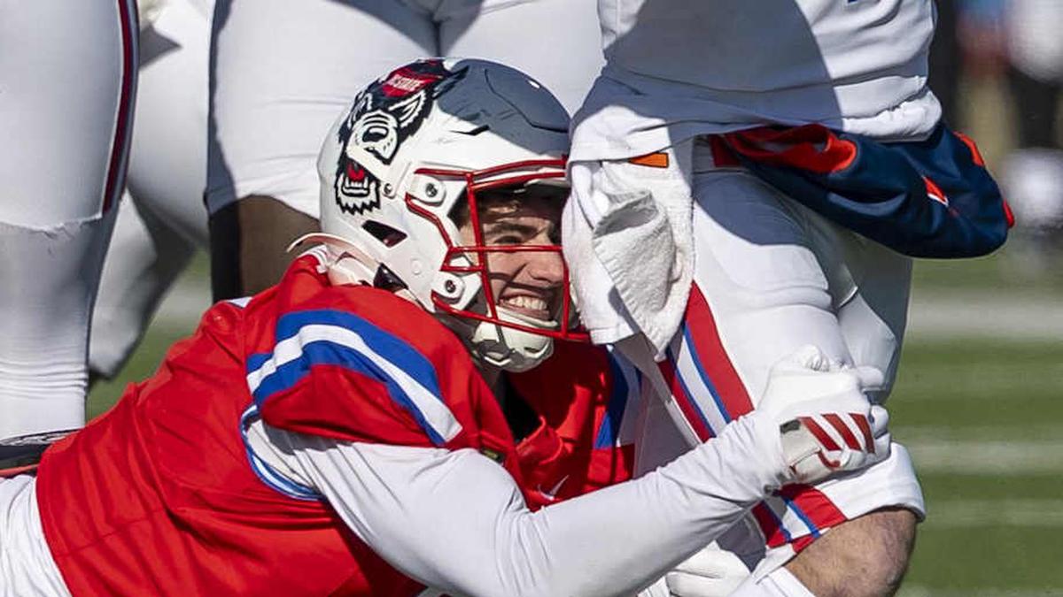  Jan 31, 2026; Mobile, AL, USA; American quarterback Luke Altmyer (9) of Illinois runs the ball as National defensive end Cian Slone (8) of North Carolina State pursues during the first half of the 2026 Senior Bowl at University of South Alabama, Hancock Whitney Stadium. Mandatory Credit: Vasha Hunt-Imagn Images | Vasha Hunt-Imagn Images 