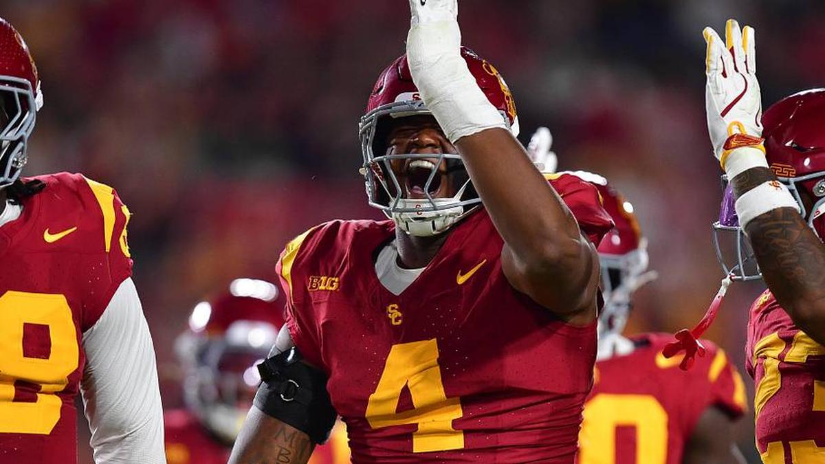 Sep 20, 2025; Los Angeles, California, USA; Southern California Trojans defensive end Jahkeem Stewart (4) reacts after a defensive play against the Michigan State Spartans during the first half at the Los Angeles Memorial Coliseum. Mandatory Credit: Gary A. Vasquez-Imagn Images | Gary A. Vasquez-Imagn Images 