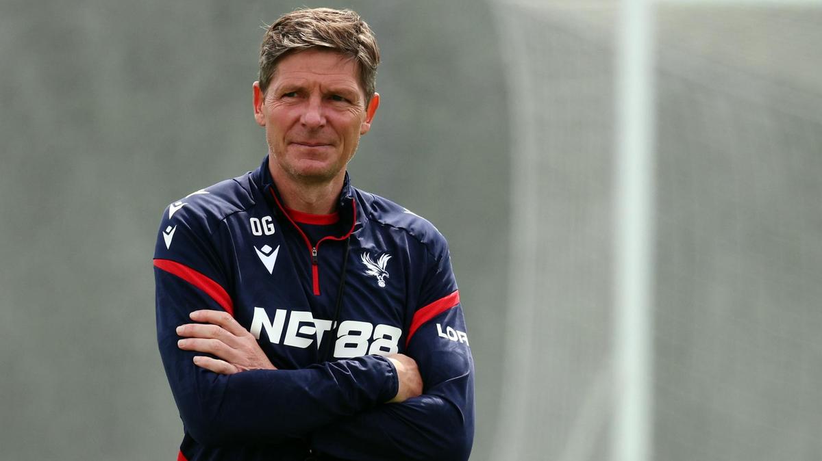El técnico del Crystal Palace, Oliver Glasner, durante un entrenamiento de su equipo el pasado 21 de mayo, con vistas a la final de Liga Conferencia. EFE/ ANDY RAIN
