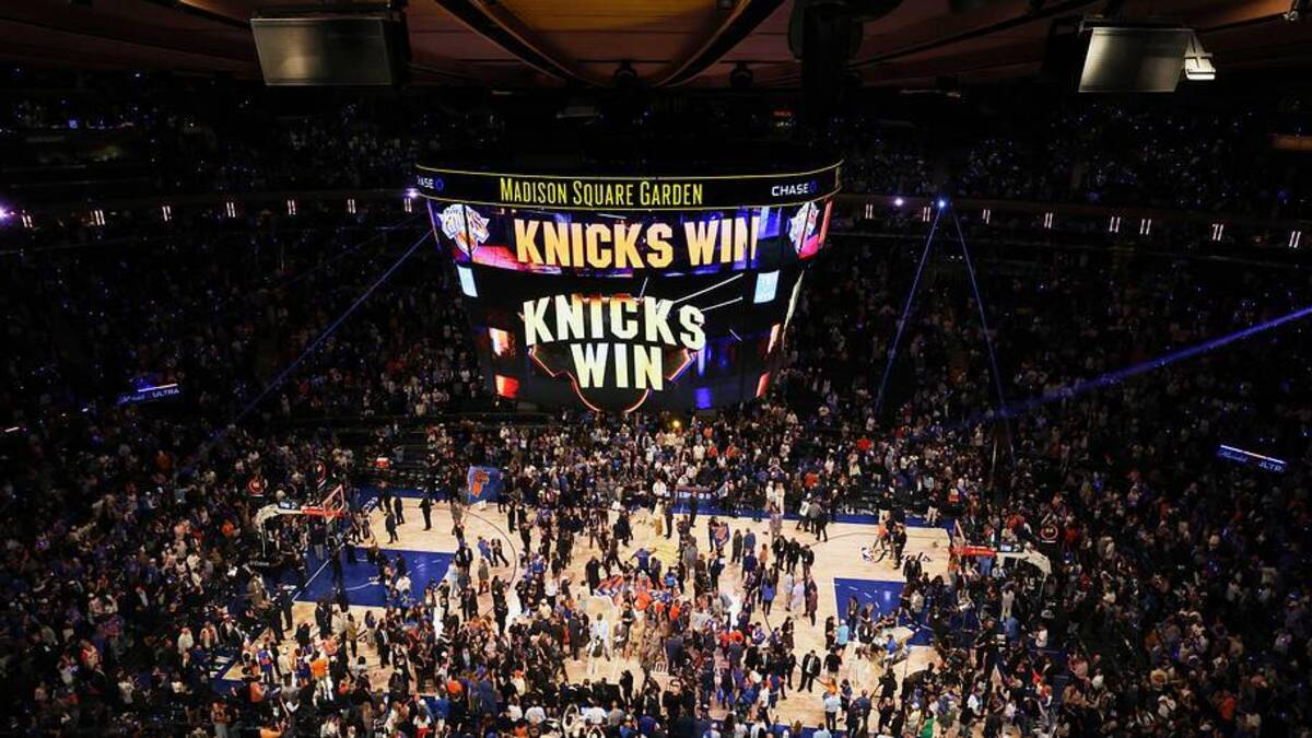  Knicks fans celebrate after Game 4, lingering long after the final horn. | Vincent Carchietta-Imagn Images 