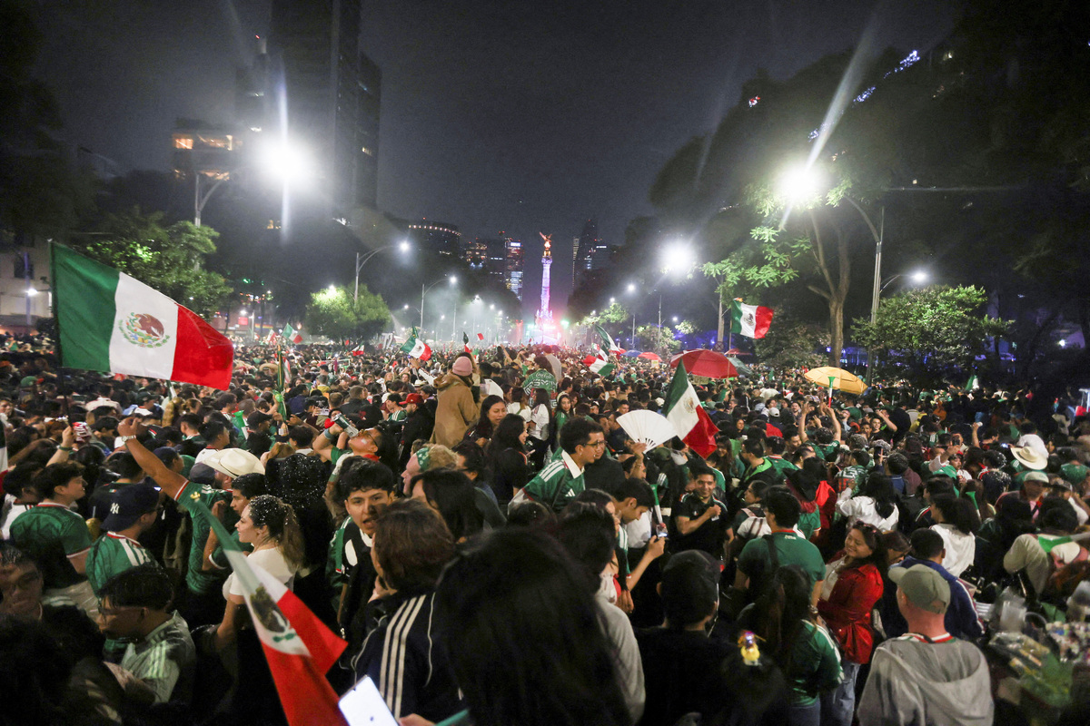 Los aficionados mexicanos celebran cerca del Ángel de la Independencia tras la victoria de México en el partido de la Copa Mundial de la FIFA 2026 contra Corea del Sur, en Ciudad de México, México, el 18 de junio de 2026. REUTERS/Quetzalli Nicte-Ha  REENVÍO - REPETICIÓN POR MOTIVOS DE CALIDAD