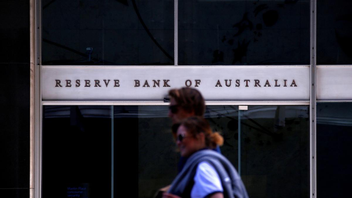 Pedestrians walk past the main entrance to the Reserve Bank of Australia building in central Sydney, Australia, October 3, 2016.  REUTERS/David Gray
