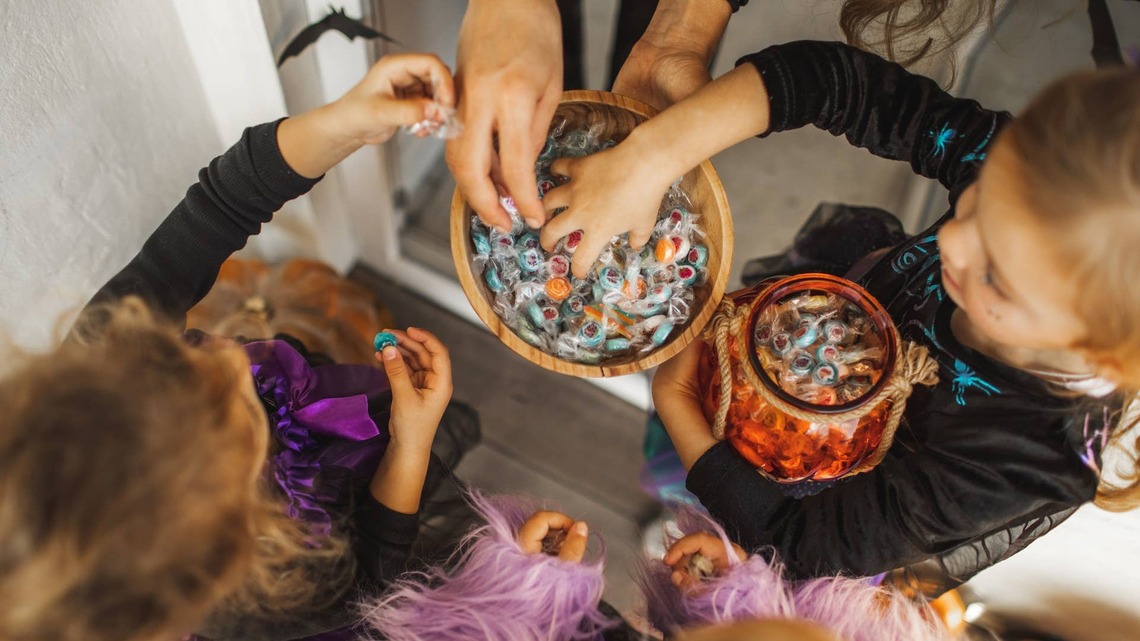 These DIY Ghosts Are Actually Candy Bowls, and the Idea Is Brilliant 