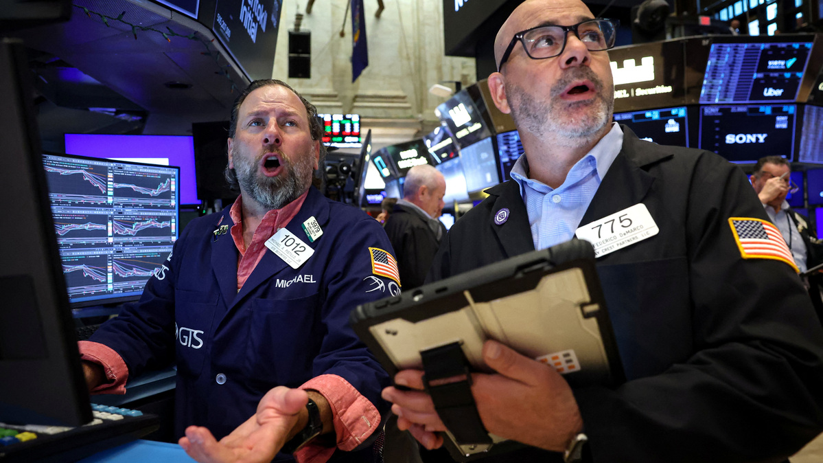 Traders work on the floor at the New York Stock Exchange (NYSE) in New York City, U.S., June 8, 2026.  REUTERS/Brendan McDermid