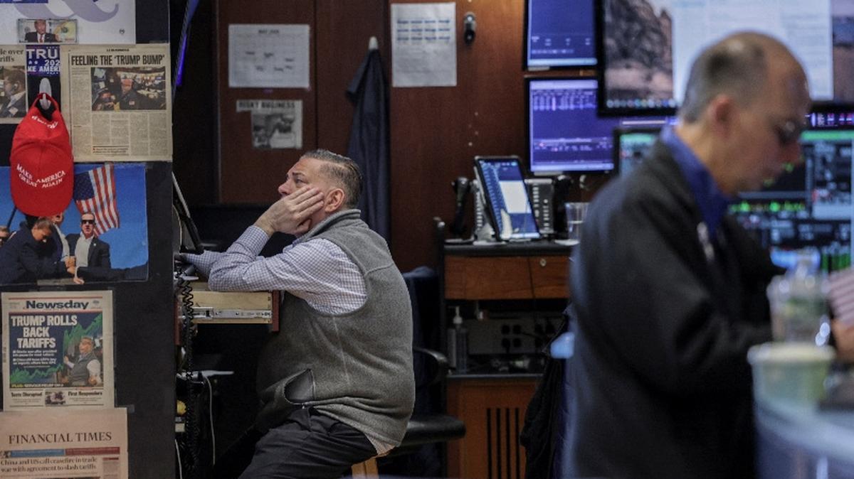 Traders work on the floor at the New York Stock Exchange (NYSE) in New York City, U.S., May 15, 2026. REUTERS/Jeenah Moon