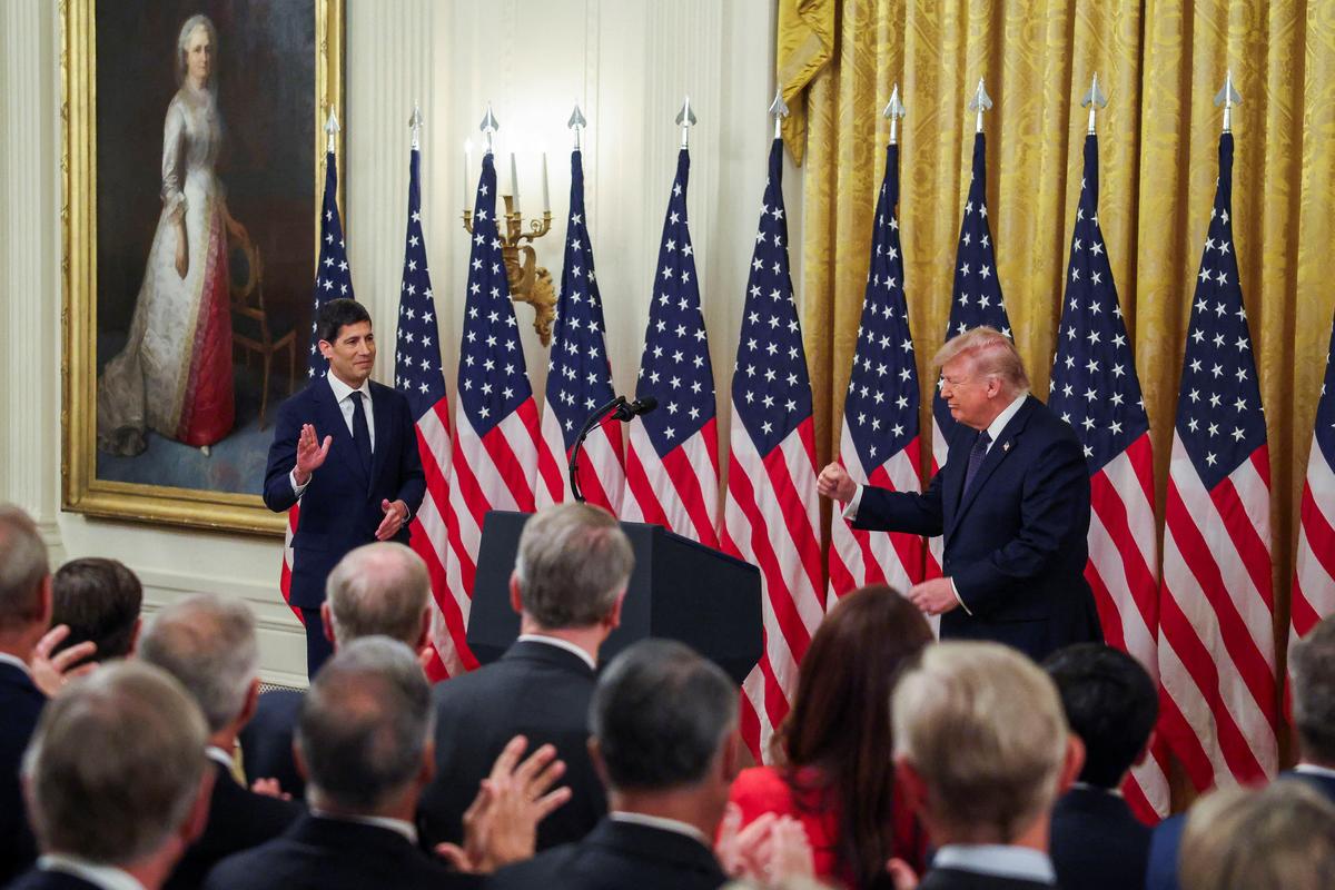 U.S. President Donald Trump arrives with incoming Federal Reserve Chair Kevin Warsh for Warsh's swearing-in ceremony at the White House in Washington, D.C., U.S., May 22, 2026. REUTERS/Evelyn Hockstein 
