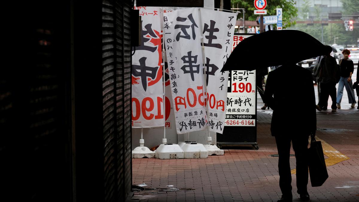 A man walks past a restaurant at a business district in Tokyo, Japan September 20, 2022. REUTERS/Kim Kyung-Hoon