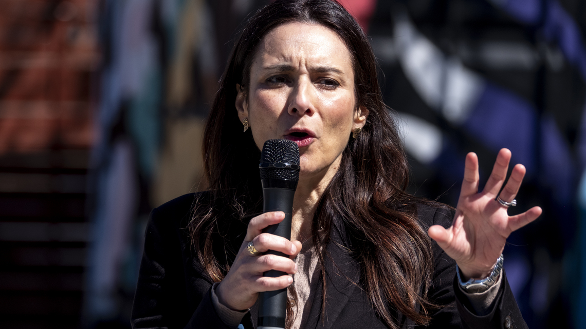 Gina Hinojosa Chances Against Greg Abbott Compared to Beto O'Rourke in 2022 