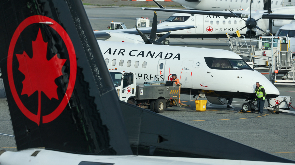 Ground crew service an Air Canada passenger plane at the domestic terminal of Vancouver International Airport in Richmond, British Columbia, Canada May 1, 2026. REUTERS/Chris Helgren